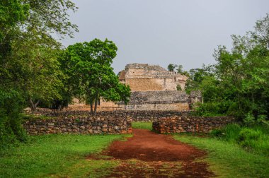 Ek Balam - Akropolis çok etkileyici bir binadır ve birçok kattan oluşur. Şu ana kadar toplam 72 oda kazıldı. Bunlar platoda yaşayan Maya seçkinleri için daireler sağlıyordu..