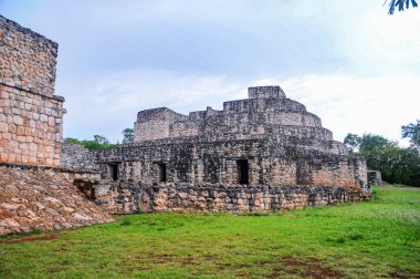 Ek Balam - Oval Saray defin kalıntıları içerir ve kozmolojik törenler için hizalanmıştır.