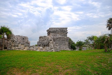 El Castillo 'nun sağ tarafındaki Tulum Maya harabesi