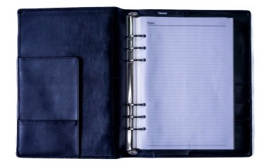 Çizgili defter, siyah deri kapaklı, beyaz arkaplan, izole edilmiş