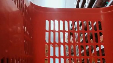 süpermarket görüntüsü kırmızı sepetin içinden