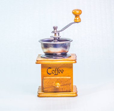 Antika yıldızlı klasik kahve öğütücüsü, beyaz arka plan, izole