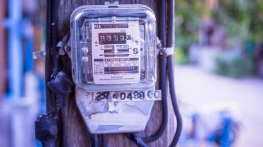 Kırsal kesimlerdeki elektrik direklerine kilovatsaat göstergesi yerleştirildi.