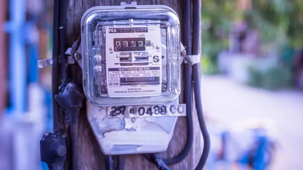 Kırsal kesimlerdeki elektrik direklerine kilovatsaat göstergesi yerleştirildi.