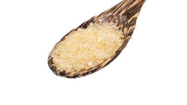 Tahta kaşıkta esmer şekere yakın çekim. Baharatlı yiyecekler için. Beyaz arka plan. İzole edilmiş.