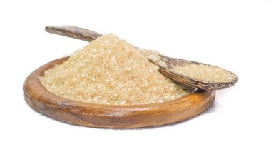 Kahverengi şekeri düz bir kase ve tahta kaşıkta yakın plan çek. Baharatlı yiyecekler için. Beyaz arka plan. İzole edilmiş.