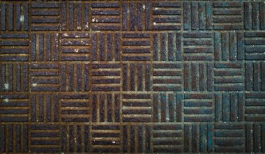 Eski demir levha, aşınmış çizikler, pas izleri ve çatlaklarla dolu, zaman rekoru gibi. kabataslak yüzey görüntünün boyutunu ve derinliğini oluşturur. Çeliğin renkleri kahverengiler, portakallar ve sarıların karışımı, antika ve çürüme taşır.