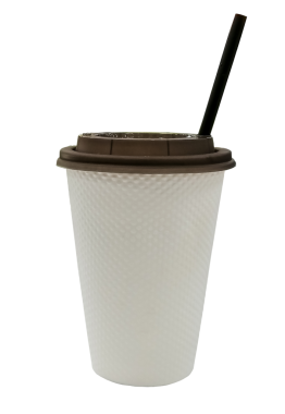 Görüntü, desenli yüzeyi, koyu kahverengi kapağı ve siyah pipetli beyaz geri dönüşümlü kahve bardağını gösteriyor. Kahve fincanı basit silindirik bir şekle sahiptir, beyaz bir vücudu ve desenli karton bir yüzeyi vardır..