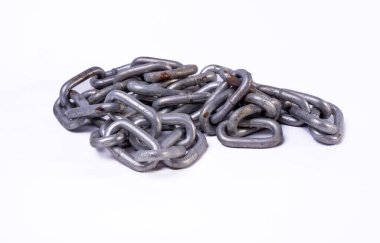 Metal bir zincire yakın çekim, beyaz arka planda izole edilmiş. Zincir birbirine kenetlenmiş bir dizi döngüyle bağlı..