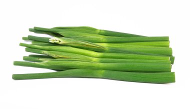 Bir demet ok başı bitkisi (Monochoria elata Ridl. ), uzun, ince saplarını ve beyaz çiçeklerini sergileyerek. Bitkiler gevşek bir kümeye dizilir ve temiz beyaz bir arkaplan üzerine kurulurlar..