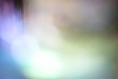 Bokeh efektleriyle geliştirilmiş, ışık ve renk değişimine sahip bulanık bir arkaplanı olan büyüleyici bir görüntü. Bu sanatsal arka plan çeşitli tasarım ve yaratıcı projeler için mükemmel, canlı ve rüya gibi bir atmosfer sağlıyor..