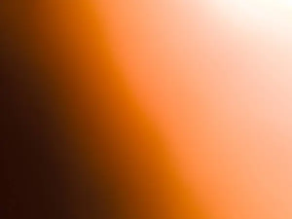 Koyu turuncudan açık turuncuya geçişi olan güzel bulanık bir arka plan. Renklerin ve ışığın yumuşak karışımı sıcak ve davetkar bir görsel etki yaratır, tasarım ve sanatsal projeler için mükemmeldir..