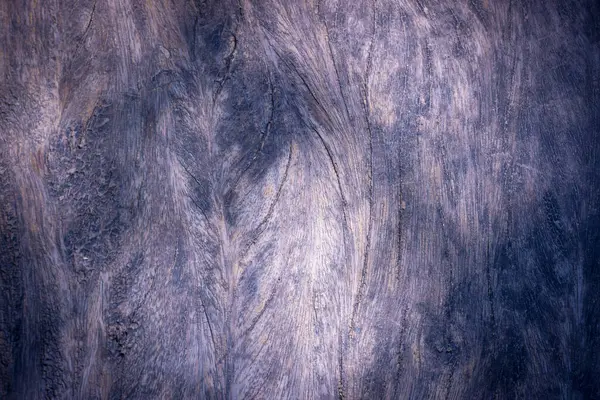 Bu görüntü eski ahşabın karmaşık ve yıpranmış dokusunu yakalar. Doğal desenler ve buğday görsel olarak çekici ve kırsal bir estetik yaratıyor, arka plan veya tasarım elementleri için mükemmel..