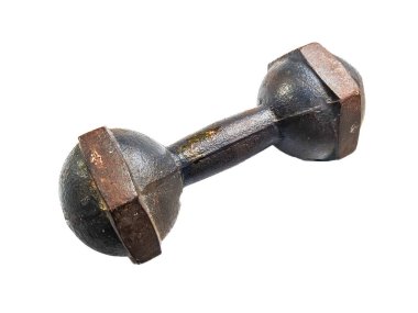 Yıpranmış metal kaplamalı, klasik tasarımını ve desenli yüzeyini gösteren, fitness temaları için beyaz bir arka planda izole edilmiş kırsal bir dambıl..