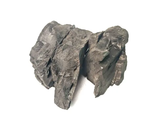 Beyaz arka planda izole edilmiş siyah kömür parçalarının yakın çekimi. Engebeli dokusu ve doğal malzemesi onu çevre dostu ve kırsal temalar için ideal kılıyor..