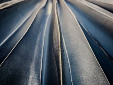 Katları olan koyu mavi bir perde dokusunun yakın çekimi, tasarım, dekor veya soyut kavramlar için ideal bir zemin.