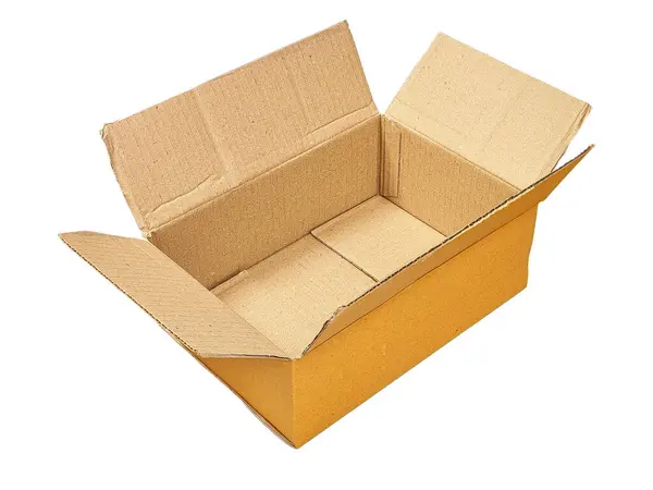 Beyaz arka planda açık flapları olan, ambalaj veya nakliye kavramları için mükemmel izole edilmiş boş bir karton kutu.