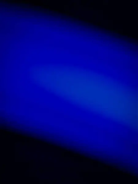 Bu resim mavi ve siyah renkli bir gradyan ile soyut bir arkaplan içerir. Gölgeler arasındaki pürüzsüz geçiş, çeşitli tasarım projeleri için uygun görsel olarak çekici ve sakinleştirici bir etki yaratır.