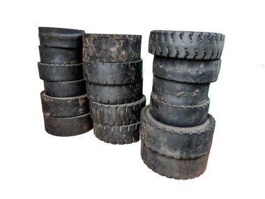 Ağır kullanım ve yıpranma belirtileri gösteren eski, yıpranmış forklift lastikleri koleksiyonu. Beyaz arka planda izole edilmiş, endüstriyel lastik bileşenlerin dokularını ve detaylarını vurguluyor.