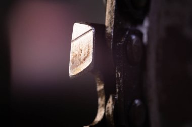 Keskin metalik dokuya sahip yüksek çözünürlüklü testere dişleri endüstriyel, mekanik veya arka plan kullanımı için idealdir..