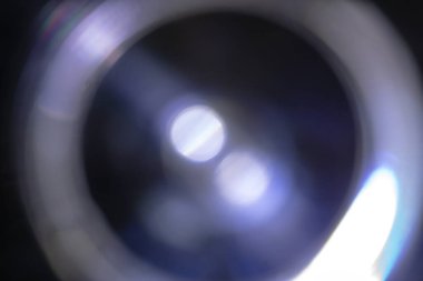 Bu resim, yumuşak, bulanık şekilli ve merkezde parlayan beyaz bir noktaya sahip ruhani mavi soyut bir arkaplan içerir..