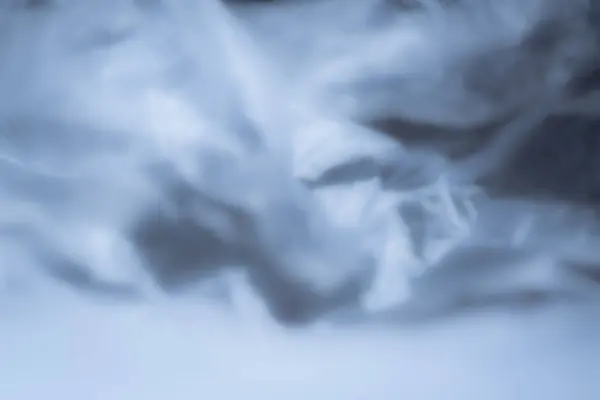 Mavi tonları ve bulanık dokuları olan yumuşak soyut arkaplan, sakin ve modern bir görsel atmosfer yaratıyor..