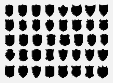 Parıltılı bir kalkan seti. Rakamlara tırman. Dekoratif unsur. Kalkan simgesi ayarlandı. Güvenlik hattı. Sembol, işaret, logo veya amblem. Heraldry ögesi