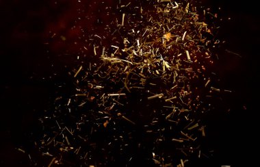 Aromatik baharatlar havada uçuşuyor. Yüksek kaliteli fotoğraf.