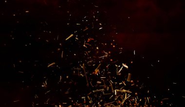 Aromatik baharatlar havada uçuşuyor. Yüksek kaliteli fotoğraf.