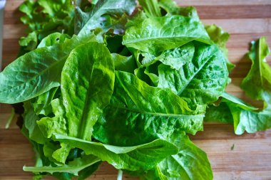 Eko salata masada sebze bırakır. Yüksek kaliteli fotoğraf.