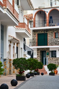 Küçük İspanyol kasabası yaz caddeleri. Yüksek kaliteli fotoğraf.