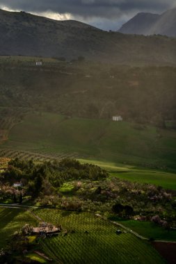 Ronda kasabası İspanya 'yı çevrelemektedir. Yüksek kaliteli fotoğraf.