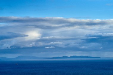 İrlanda adası sahilindeki bulutlar. Yüksek kalite fotoğraf