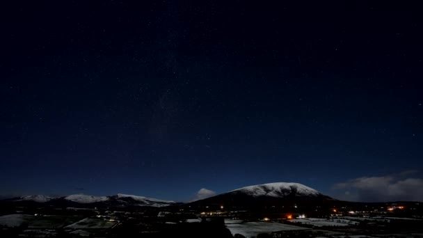 Night Time Lapse Ireland Νεφίν Βουνό Σύννεφα Και Αστέρια Υψηλής — Αρχείο Βίντεο