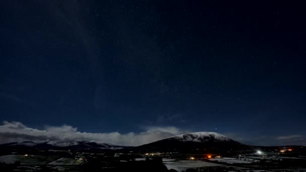 Night Time Lapse Ireland Νεφίν Βουνό Σύννεφα Και Αστέρια Υψηλής — Αρχείο Βίντεο