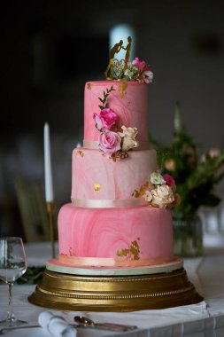 Düğün pastası masanın üstünde, arka planda. Yüksek kalite fotoğraf