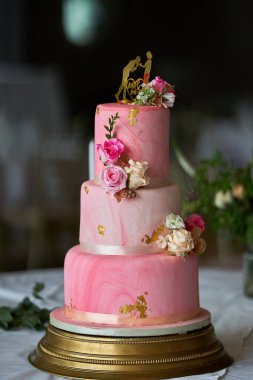 Düğün pastası masanın üstünde, arka planda. Yüksek kalite fotoğraf