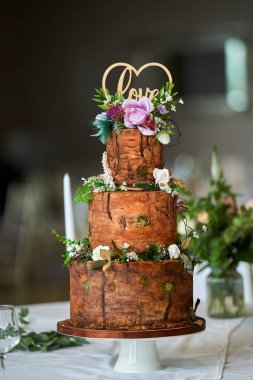 Düğün pastası masanın üstünde, arka planda. Yüksek kalite fotoğraf