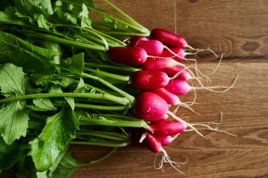 Masada taze turp var. Yakın plan. Yüksek kalite fotoğraf