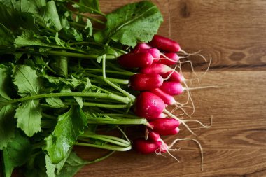 Masada taze turp var. Yakın plan. Yüksek kalite fotoğraf