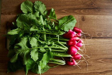 Masada taze turp var. Yakın plan. Yüksek kalite fotoğraf