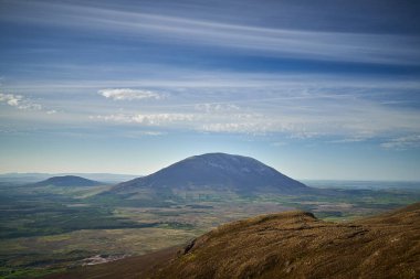 İrlandalı Nephin Beg Dağı ve Beltra Lough alçak bulutlarda. Yüksek kalite fotoğraf