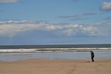 İnsanlar plajda rahatlama oyunu oynuyorlar. Yüksek kalite fotoğraf