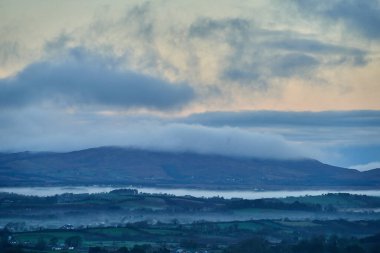 İrlanda dağları sabah sisi. Yüksek kalite fotoğraf