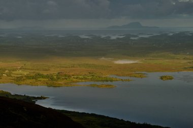 İrlanda bataklıkları bulutlu vadi. Yüksek kalite fotoğraf