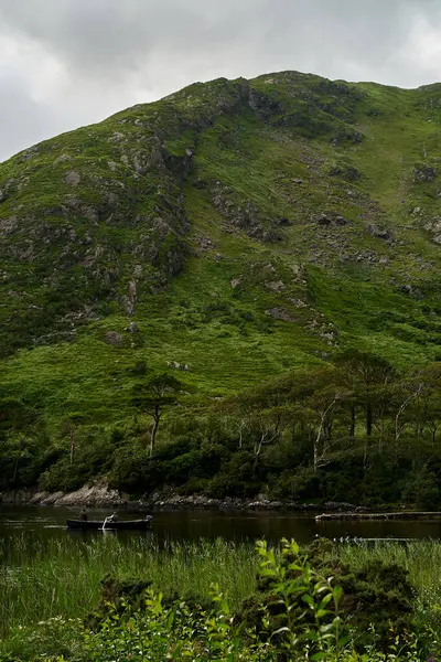 Gölde uçan balıkçı ve bulutlu gökyüzünde tekne. Yüksek kalite fotoğraf