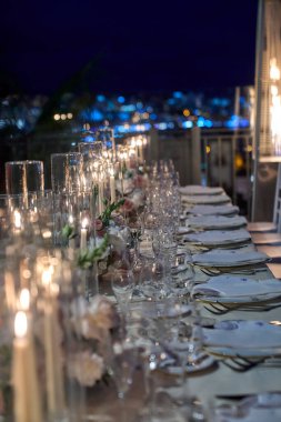 Bir etkinlik ya da düğün resepsiyonu için masalar hazır. Restoranda yemek hazırlamak çok şık bir masa. Bardaklar ve bulaşıklar. Yüksek kalite fotoğraf