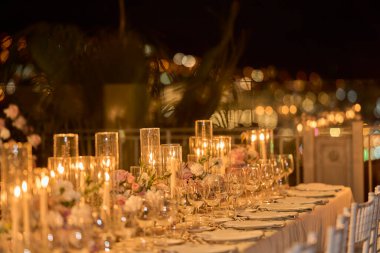 Bir etkinlik ya da düğün resepsiyonu için masalar hazır. Restoranda yemek hazırlamak çok şık bir masa. Bardaklar ve bulaşıklar. Yüksek kalite fotoğraf