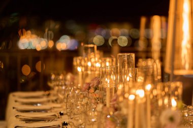 Bir etkinlik ya da düğün resepsiyonu için masalar hazır. Restoranda yemek hazırlamak çok şık bir masa. Bardaklar ve bulaşıklar. Yüksek kalite fotoğraf