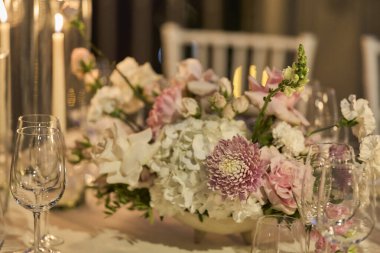 Bir buket pembe çiçek. Düğün masası dekoru. Şenlik sofrası. Şenlikli masa dekorasyonu. Yüksek kalite fotoğraf